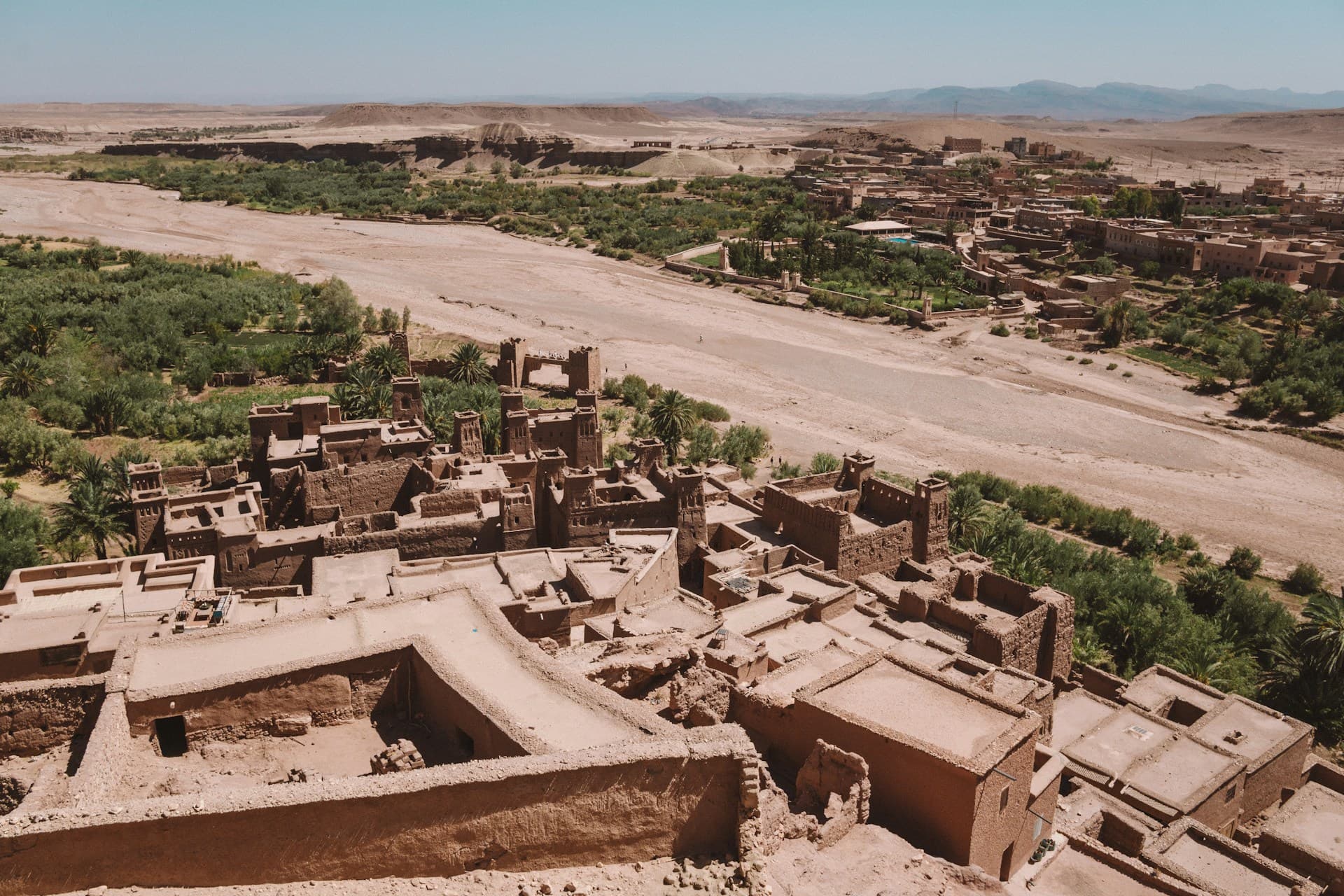 Das befestigte Lehmdorf Aït Ben Haddou, das sich an einem Hang in den Ausläufern des Hohen Atlas erhebt, Marokko